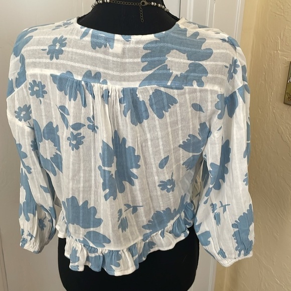 American Eagle Blue Daisy Blouse puff sleeve, tie front‎ size XS - Picture 4 of 5